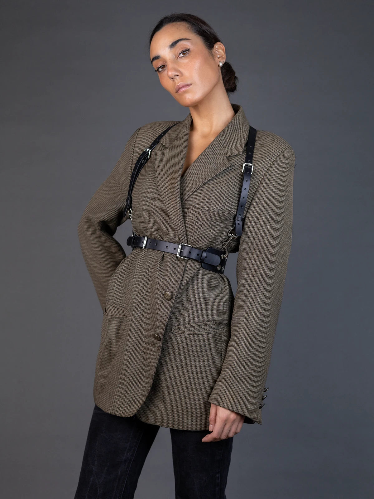 Photo d’un modèle portant une robe blanche avec une ceinture de taille