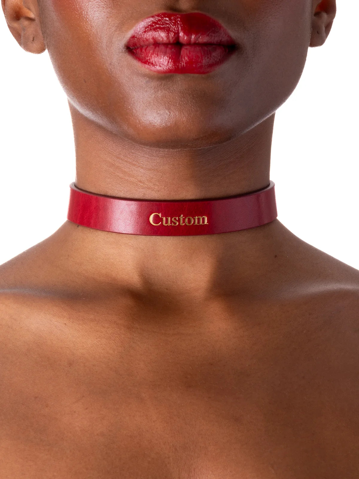 Model trägt ein rotes gothic Halsband mit personalisiertem text