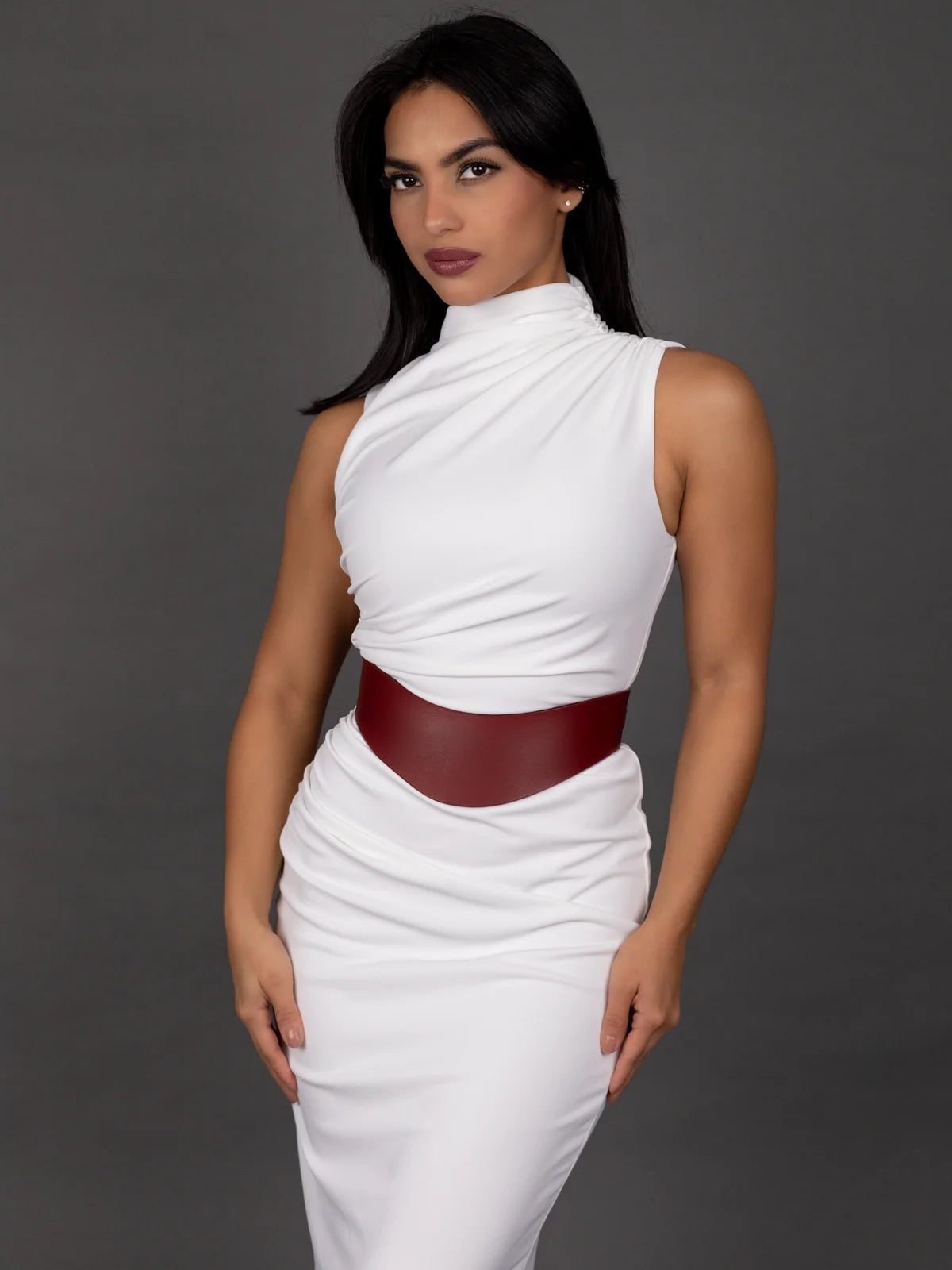 Photo d’un modèle portant une robe blanche avec un harnais femme en cuir