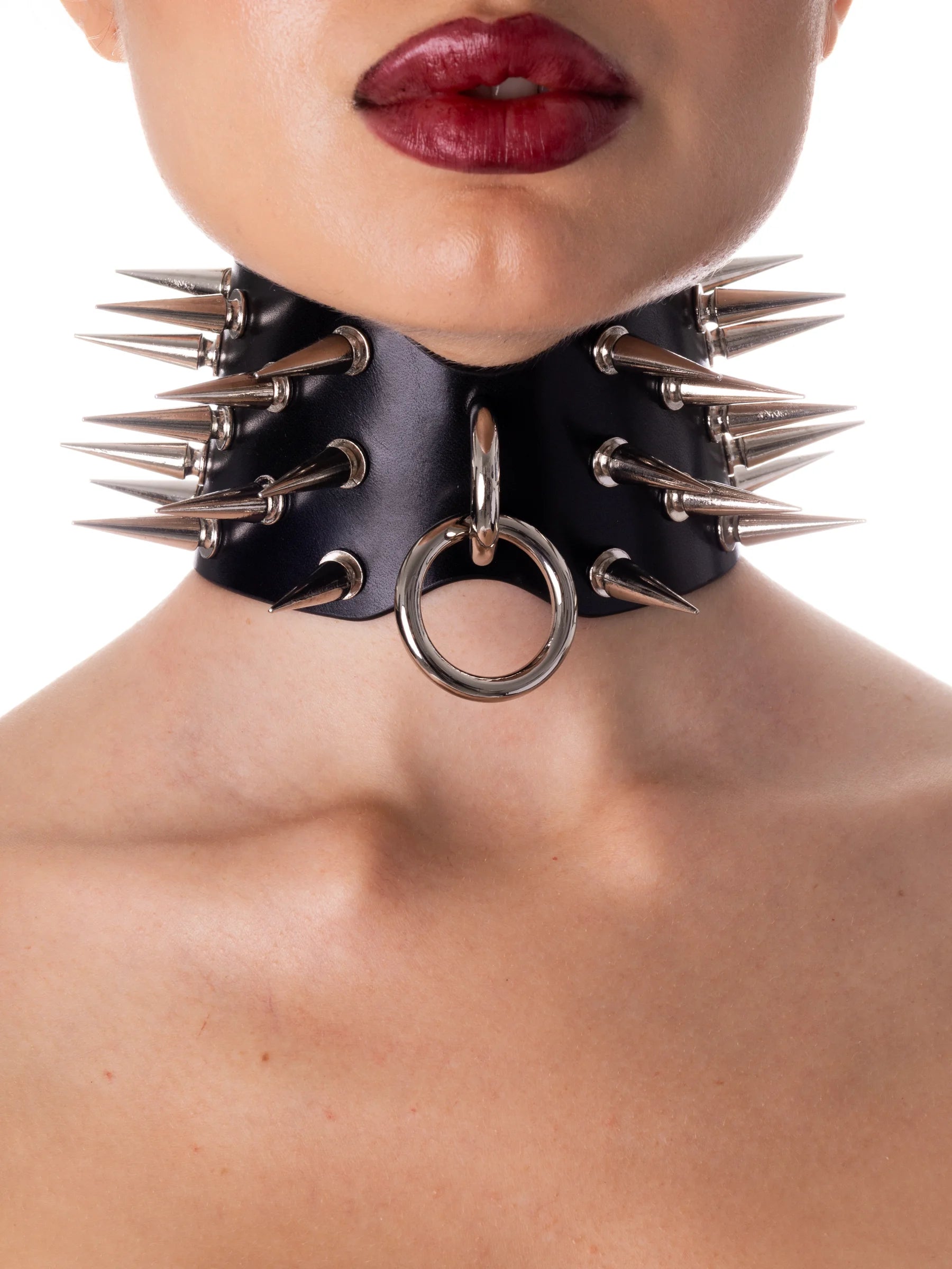 Le modèle porte un sex collier avec des rivets