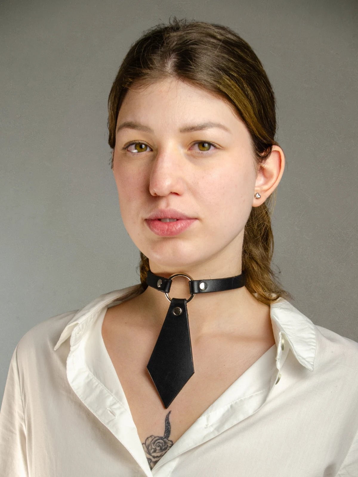 Model wearing  ARIA LEATHER CHOKER