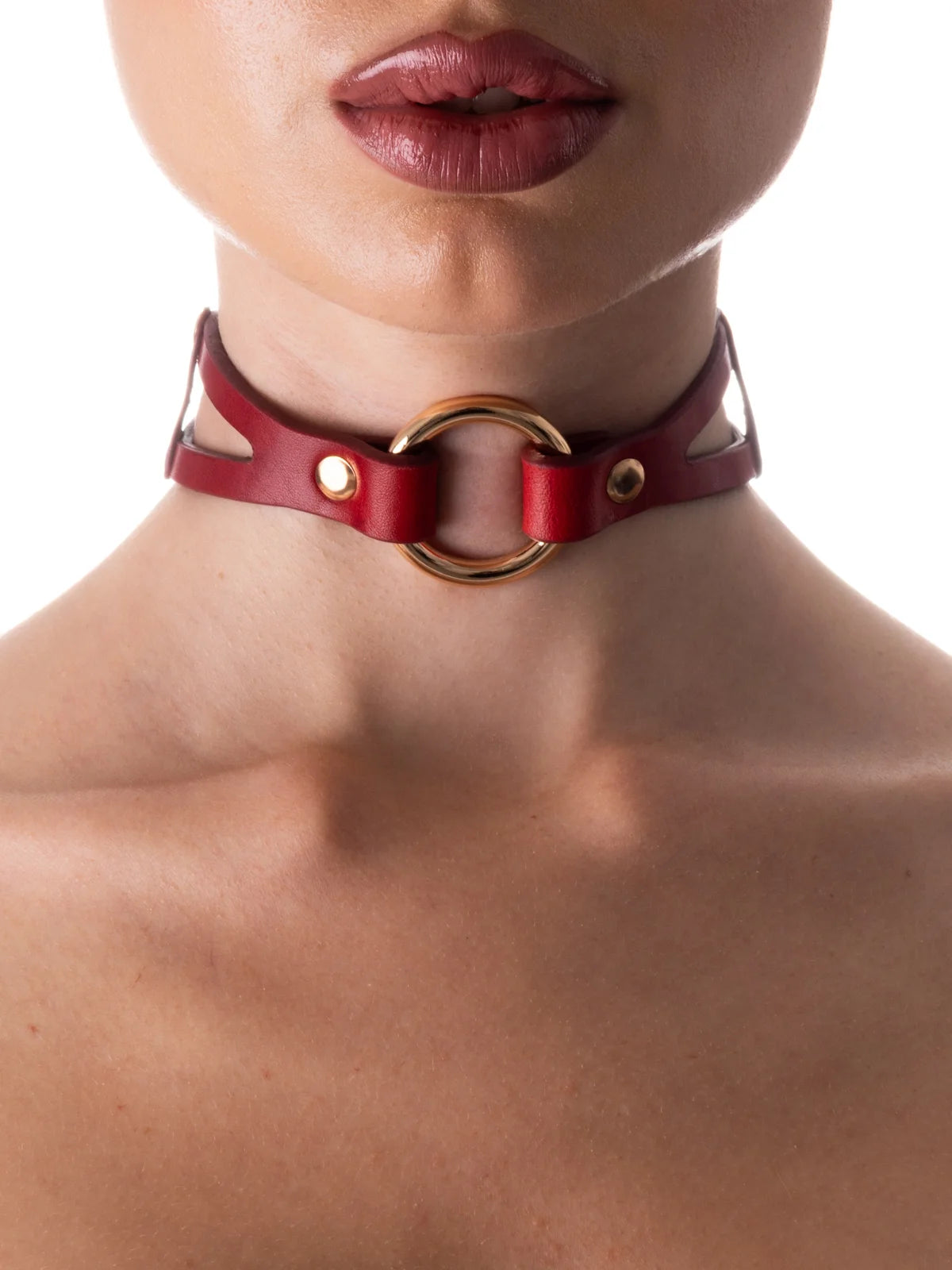 Le modèle porte un bdsm collier rouge