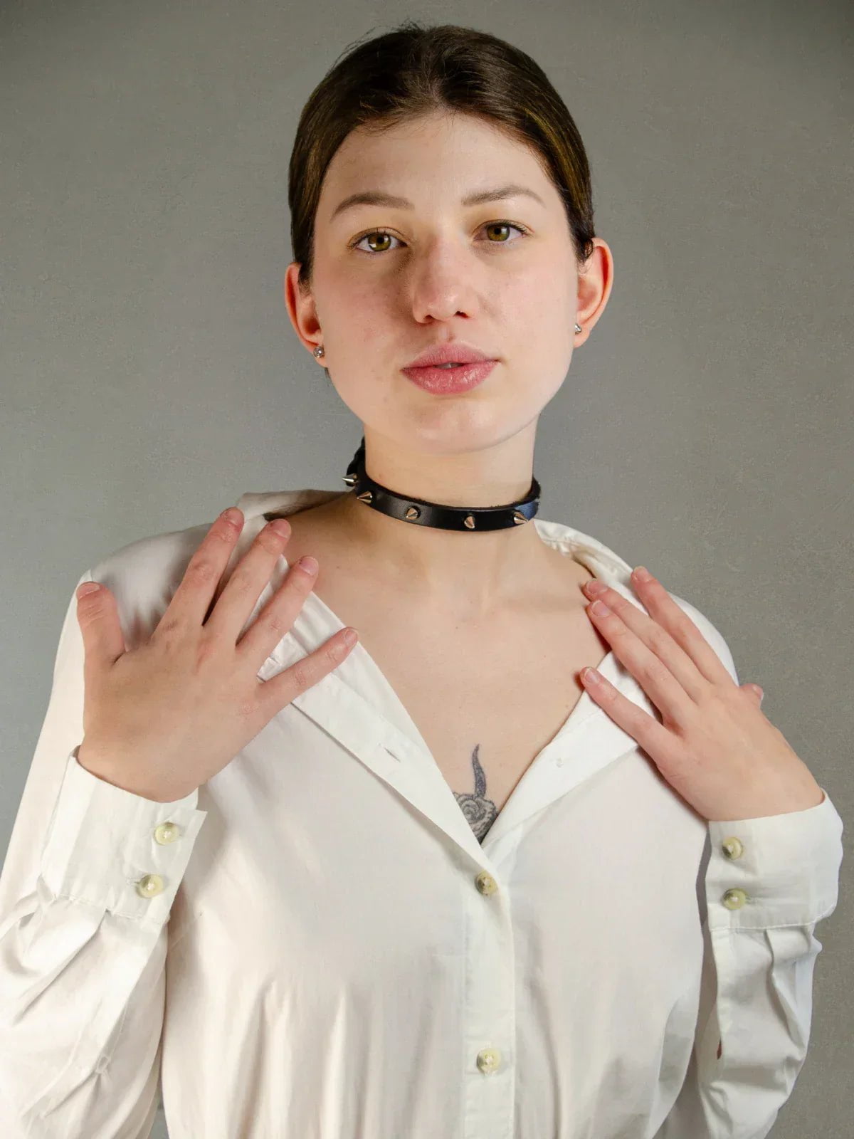 Model wearing  BEA SUBMISSIVE COLLAR