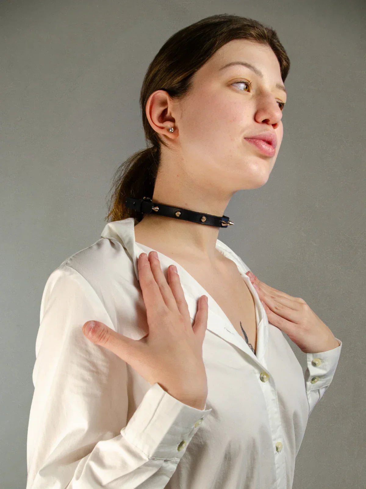 Model wearing  BEA SUBMISSIVE COLLAR