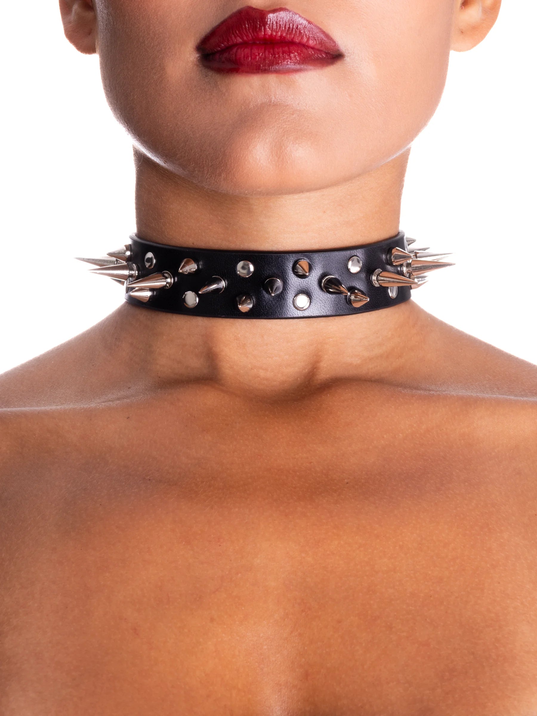 Une femme porte un Collier Personnalisé noir avec des rivets