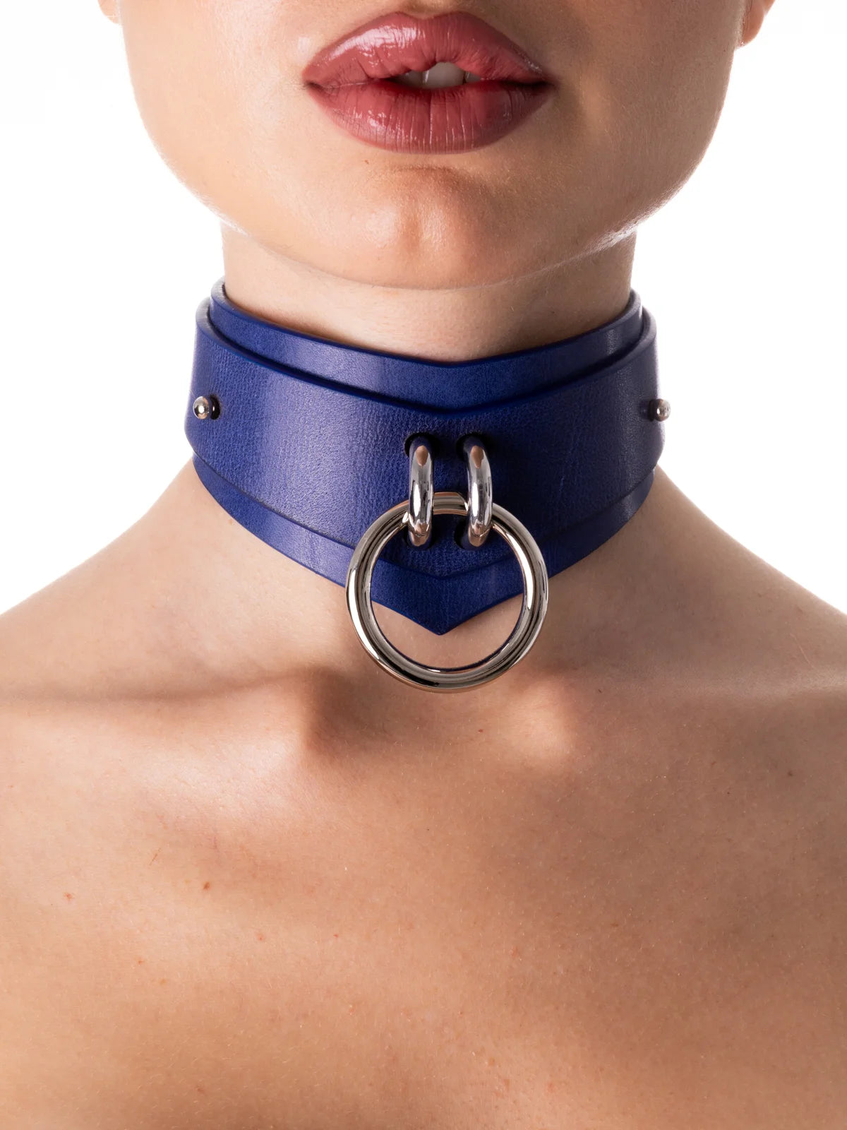 Model trägt ein blaues Halsband mit Ring aus Leder